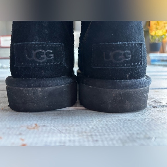 Ugg | kids | class mini boot | plush lining  | black | branded | suede | 5 - Picture 6 of 11